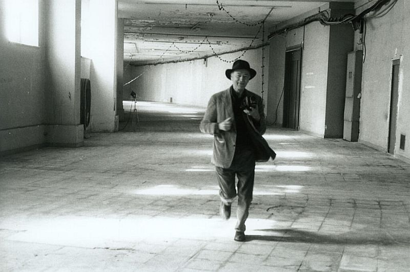 Jonas Mekas, Palais de Chaillot, 1997, photo by Boris Lehman